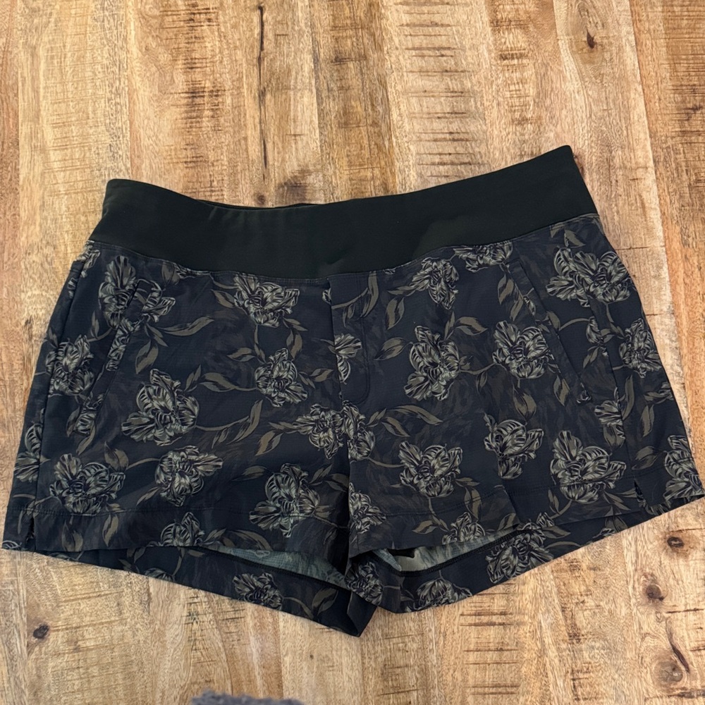 Athleta Black Floral Trekkie North Printed Women's Athletic Shorts size 20 NWT